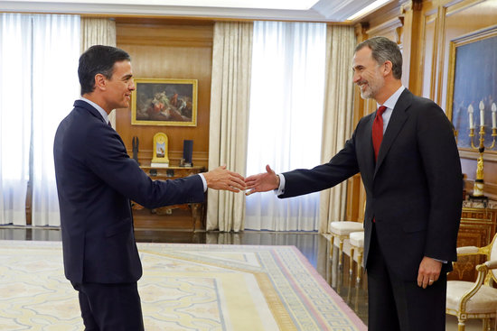 Spanish president Pedro Sánchez, left, and King Felipe VI in Madrid, in June 2019 (by Juan Carlos Hidalgo/Pool via REUTERSl)